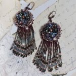 BO Lang Bruin Picasso geborduurd met Swarovski kristallen, glas facetten, bugels twist en rocailles